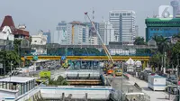 Kendaraan melintas dekat proyek pembangunan MRT Jakarta fase 2A CP201 di Kawasan Glodok, Jakarta, Rabu (10/5/2023). (Liputan6.com/Faizal Fanani)