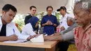Direktur PT Hero Supermarket Tbk Hadrianus Wahyu Trikusomo, dan Stefeanus Mulianto didampingi Camat Selaparang Sudirman menyaksikan pemeriksaan kesehatan kepada warga terdampak gempa bumi di Mataram, NTB, Rabu (15/8). (Liputan6.com/HO/Eko)