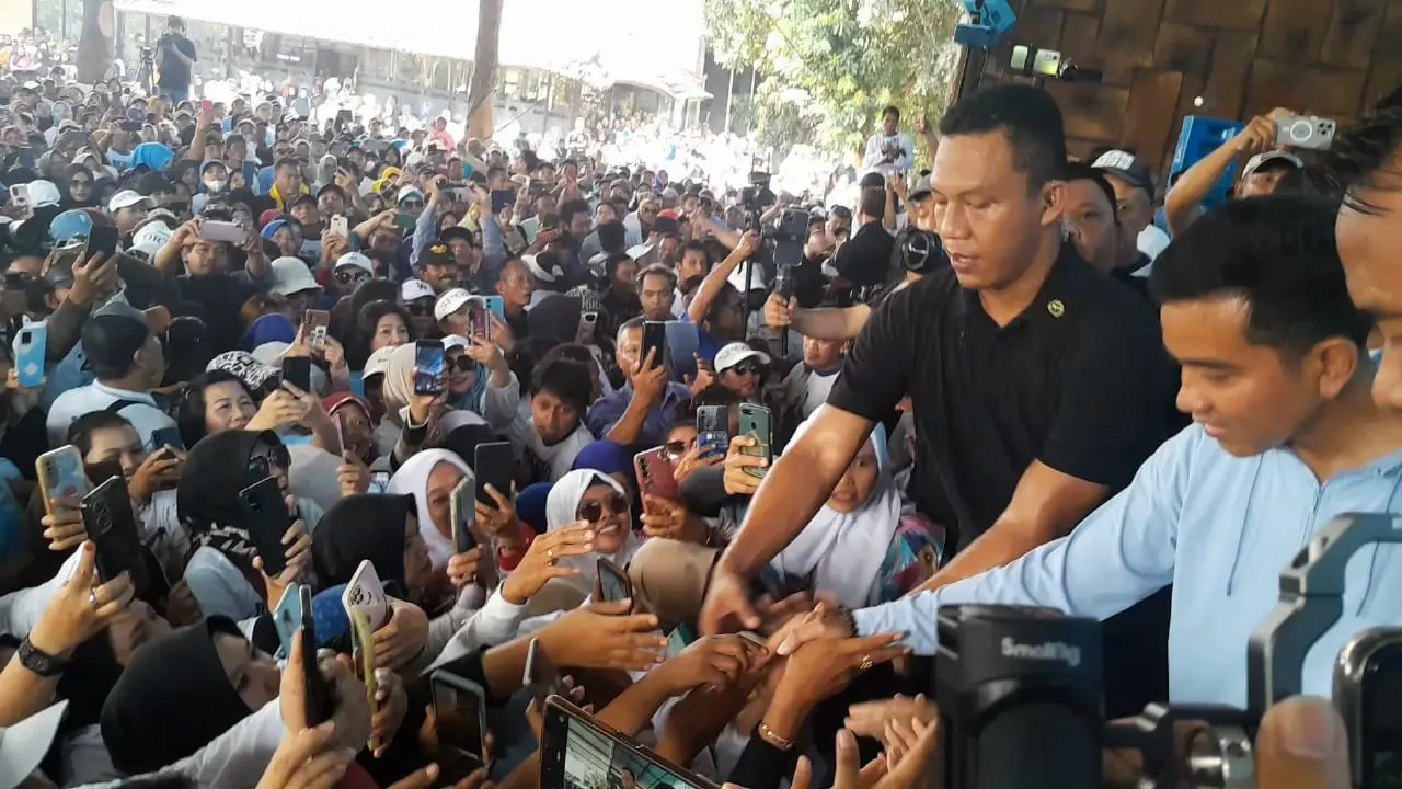 Calon Wakil Presiden nomor urut 02, Gibran Rakbuming Raka, sapa ribuan pendukungnya di destinasi wisata Alam Indah Lestari (AIL) Banyuwangi (Istimewa)
