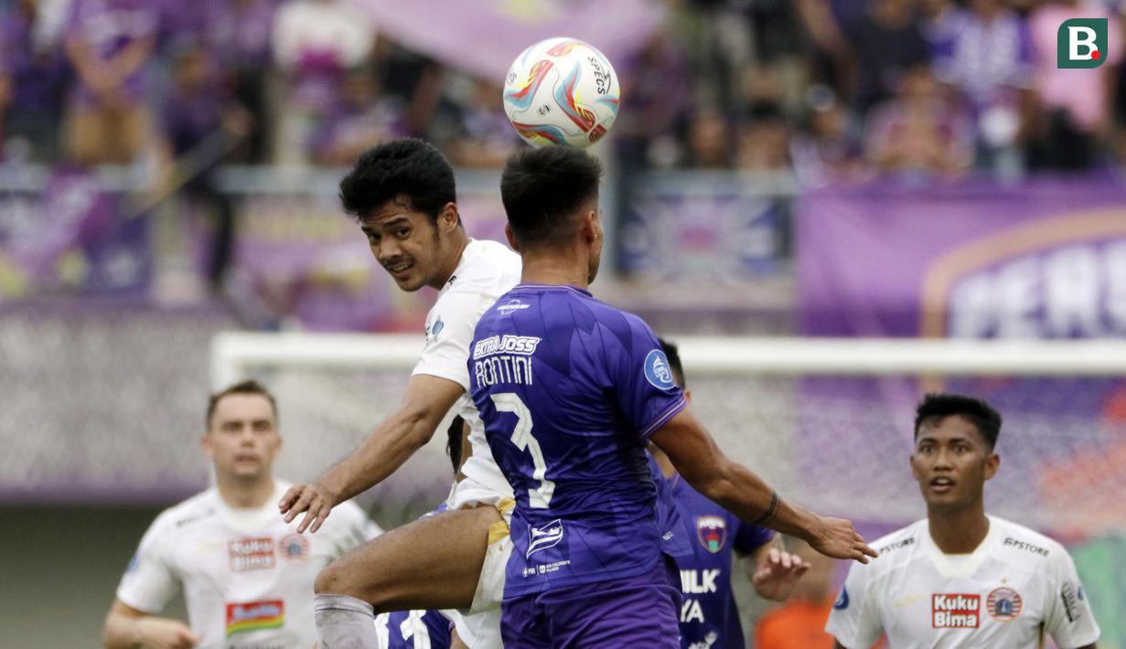 <p>Pemain Persita Tangerang, Christian Rontini, duel udara dengan pemain Persija Jakarta, Aji Kusuma, pada laga BRI Liga 1 di Stadion Indomilk Arena, Sabtu, (22/7/2023). (Bola.com/Ikhwan Yanuar)</p>