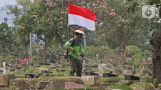 Petugas Pertamanan dan Kehutanan Kota Jakarta Pusat mengenakan atribut kemerdekaan saat memotong rumput di TPU Karet Bivak, Jakarta, Minggu (16/8/2020). Para petugas bekerja dengan mengenakan atribut kemerdekaan dalam rangka menyambut HUT ke-75 RI. (Liputan6.com/Herman Zakharia)