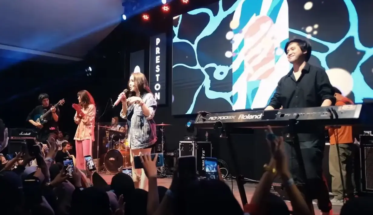 Aksi duet Momo Geisha dan Vierratale saat tampil di Malang, Jawa Timur. (Foto: YouTube/
Momo Youtube Channel)