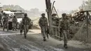 Pasukan paramiliter India berjalan dekat lokasi baku tembak di Kota Srinagar, ibu kota musim panas Kashmir yang dikuasai India, pada 12 Oktober 2020. Dua militan tewas dalam baku tembak dengan pasukan pemerintah di wilayah Kashmir yang dikuasai India. (Xinhua/Javed Dar)