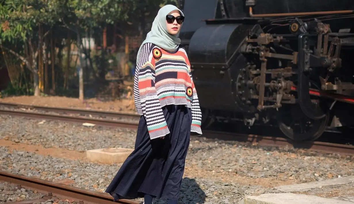 Lewat akun Instagram pribadinya, Zaskia Adya Mecca juga kerap mengunggah OOTD-nya. Karena ketertarikan di dunia mode busana, Zaskia melebarkan sayap dengan membuka usaha lini busana bertajuk Meccanism. Zaskia juga punya cabang usaha lain yang tak kalah larisnya. (Liputan6.com/IG/@zaskiadyamecca)