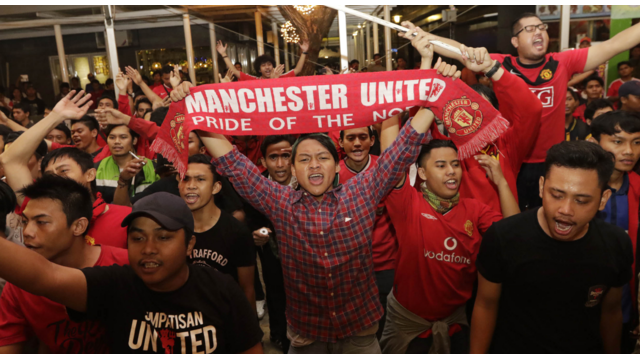 Bola.com menyelenggarakan nonton bareng derby Manchester bersama komunitas Simpatisan United di Alam Sutera, Tangerang, Minggu (25/10/2015).