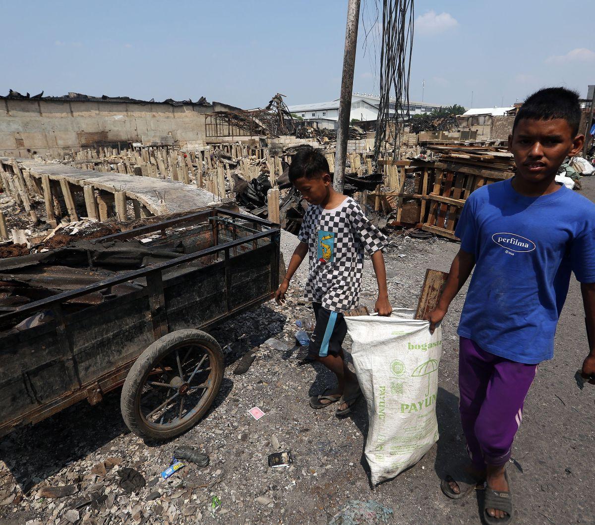 Dari pantauan di lokasi, terlihat beberapa warga mendatangi lokasi kebakaran. Mereka mencari barang-barang yang masih bisa diselamatkan di antara sisa-sisa bangunan tempat tinggal mereka yang terbakar.