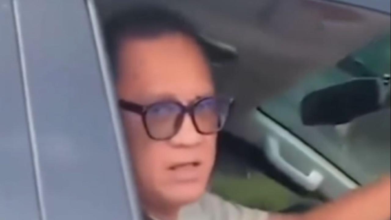 "Jadi dia (pelaku) memang bukan anggota TNI. Kakaknya itu pada saat masih aktif sampai dengan pensiun diberikan lah pelat nomor dinas itu," kata Anggi.