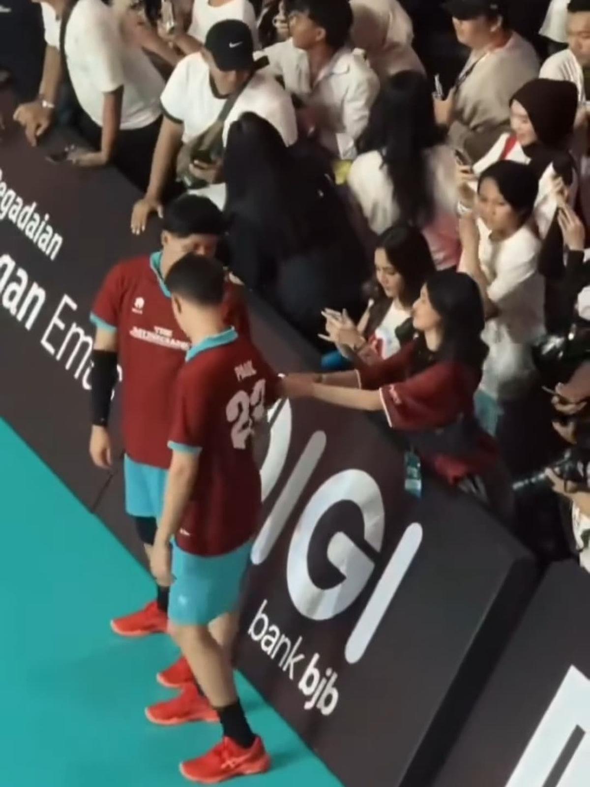 Potret Interaksi Nyoman Paul dan Keisya Levronka di Bahkan Voli 2, Usap Kepala - Rangkul dari Belakang