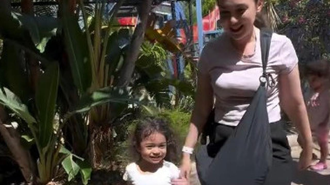 Keberanian Cara Rose Anak Rianti Cartwright Perdana Naik Roller Coaster, Sudah Berani Angkat Kedua Tangan