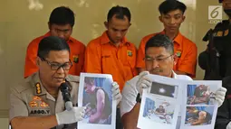 Kabid Humas Polda Metro Jaya Kombes Pol Argo Yuwono  didampingi Wadirkrimum AKBP Ade Ary menunjukan foto kasus Curas saat rilis di Polda Metro Jaya, Jakarta, Rabu (19/6/2019). (Liputan6.com/Herman Zakharia)