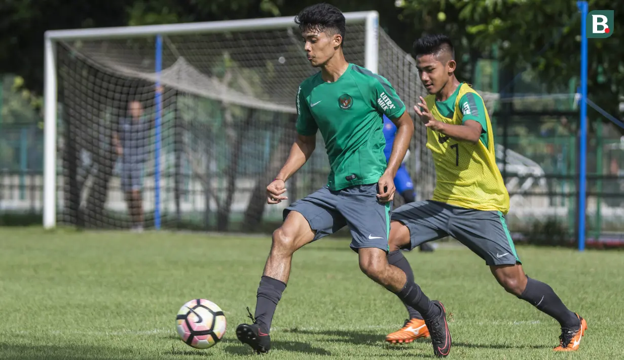 Pemain Timnas indonesia U-19, Aji Kusuma, mengontrol bola saat latihan di Lapangan ABC Senayan, Senin (19/2/2018).Pemusatan latihan Timnas Indonesia akan digelar selama satu pekan, yakni 18-25 Februari 2018. (Bola.com/Vitalis Yogi Trisna)