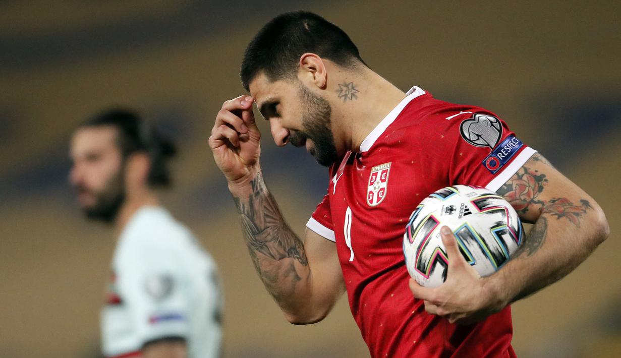 Aleksandar Mitrovic. Striker Serbia berusia 26 tahun ini telah memperkuat Fulham, yang kini berlaga di Championship, sejak tengah musim 2017/2018 saat dipinjamkan oleh Newcastle United. Bersama Timnas Serbia, ia menjadi top skor dengan torehan 43 gol dari 66 laga. (Foto: AFP/Pedja Milosavljevic)