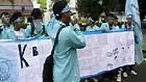 Puluhan mahasiswa Universitas Negeri Sebelas Maret Solo, Jateng, Jumat siang, berunjuk rasa di Bundaran Gladak. Kedatangan mereka adalah untuk mendesak Komisi Pemberantasan Korupsi segera menuntaskan skandal century yang tak kunjung tuntas.