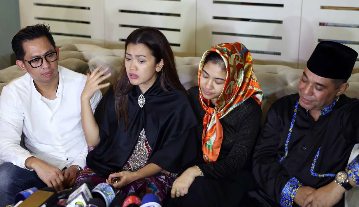 Menurut Della, adik Jupe, setelah tiga hari berturut-turut, akan kembali digelar pada hari ketujuh, keempat puluh. Sedangkan pada hari kedua, tidak mengundang masyarakat sekitar dan hanya keluarga dan teman-teman Jupe yang datang.(Nurwahyunan/Bintang.com)