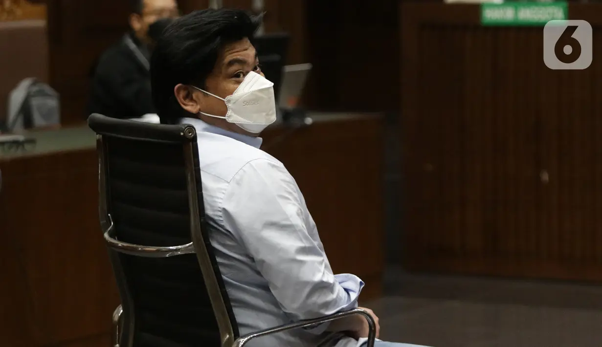Terdakwa korupsi PT ASABRI, Heru Hidayat di Pengadilan Tipikor Jakarta, Selasa (18/1/2022). Majelis hakim memvonis nihil dan menyatakan terdakwa tidak bisa di pidana penjara karena sudah mendapat hukuman maksimal dalam perkara lain, korupsi PT Asuransi Jiwasraya. (Liputan6.com/Helmi Fithriansyah)