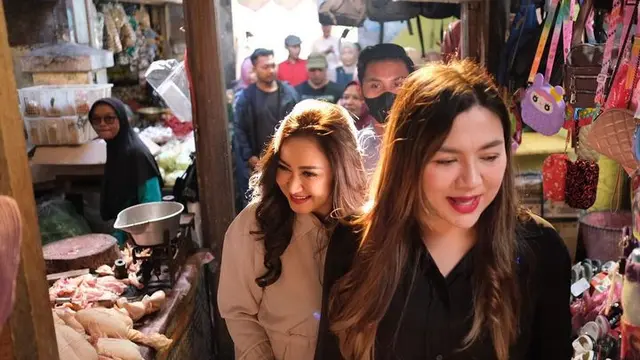 Sempat Dicium Warga, Ini 7 Potret Nafa Urbach Saat Blusukan di Pasar Wonosobo