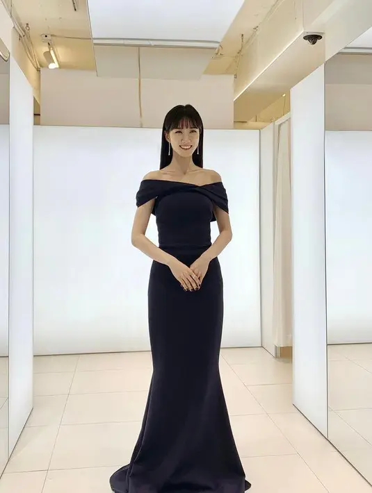 Lawan main Rowoon dalam drama The King’s Affection juga tampil anggun di karpet merah. Park Eun Bin memilih gaun off shoulder warna navy dan berpotongan A-line. (Instagram/namooactors).