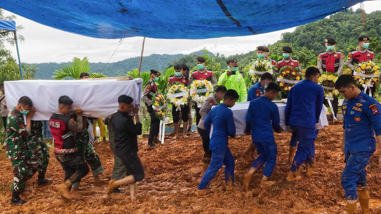 FOTO: 24 Korban Banjir Bandang yang Tak Teridentifikasi Dimakamkan Secara Massal di Padang
