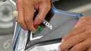 Sebuah stiker berlambang Polisi Militer dicopot saat Operasi Gaktib Garnisun Tetap 1 di kawasan Pesing, Jakarta,  Kamis, (11/2/2016). Razia ini yang dilakukan untuk menertibkan aksesoris berlambangkan TNI dan Polri. (Liputan6.com/Faisal R Syam)