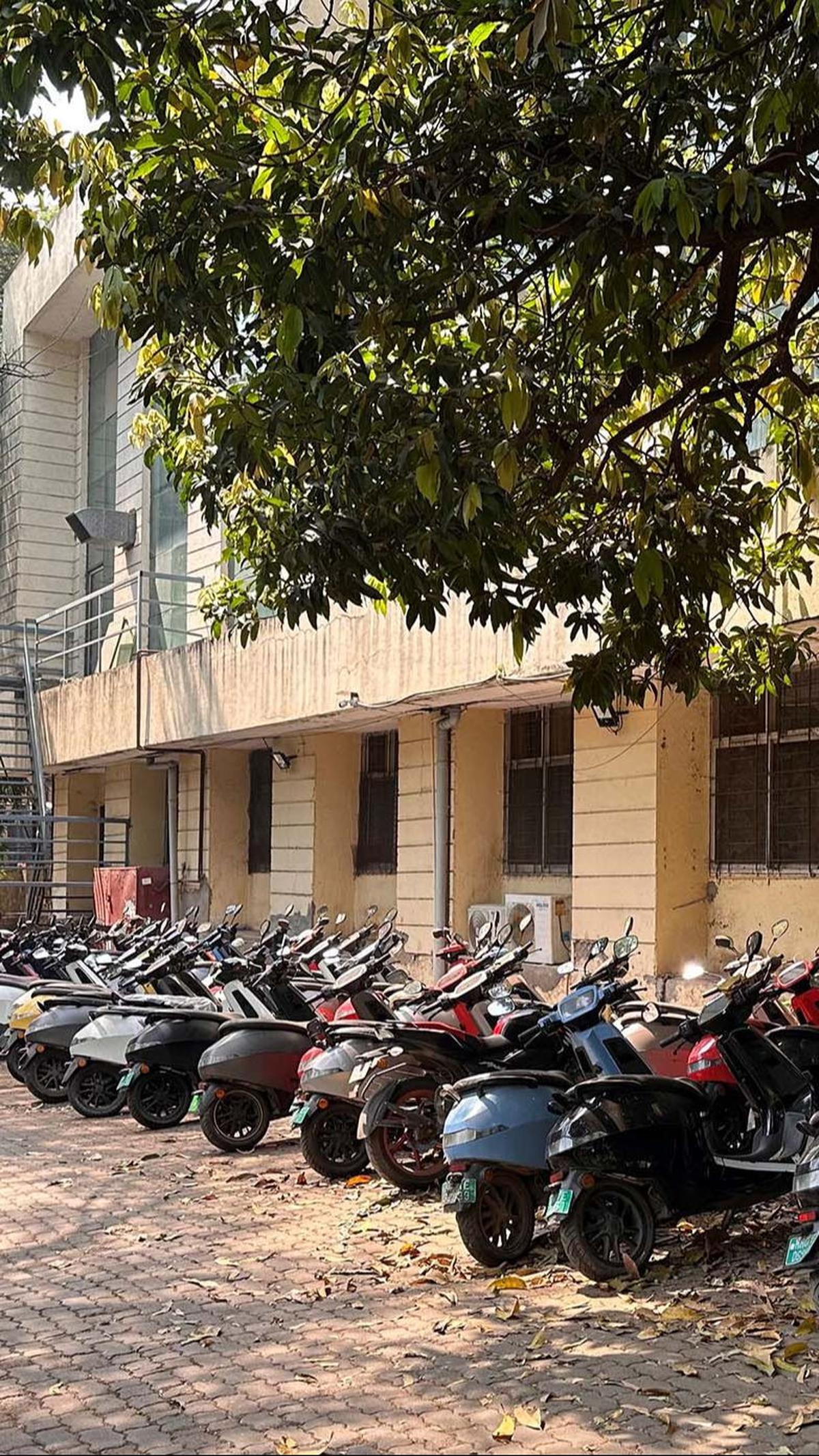 Infrastruktur jalan yang kurang memadai juga menjadi penyebab rusaknya motor listrik Ola.