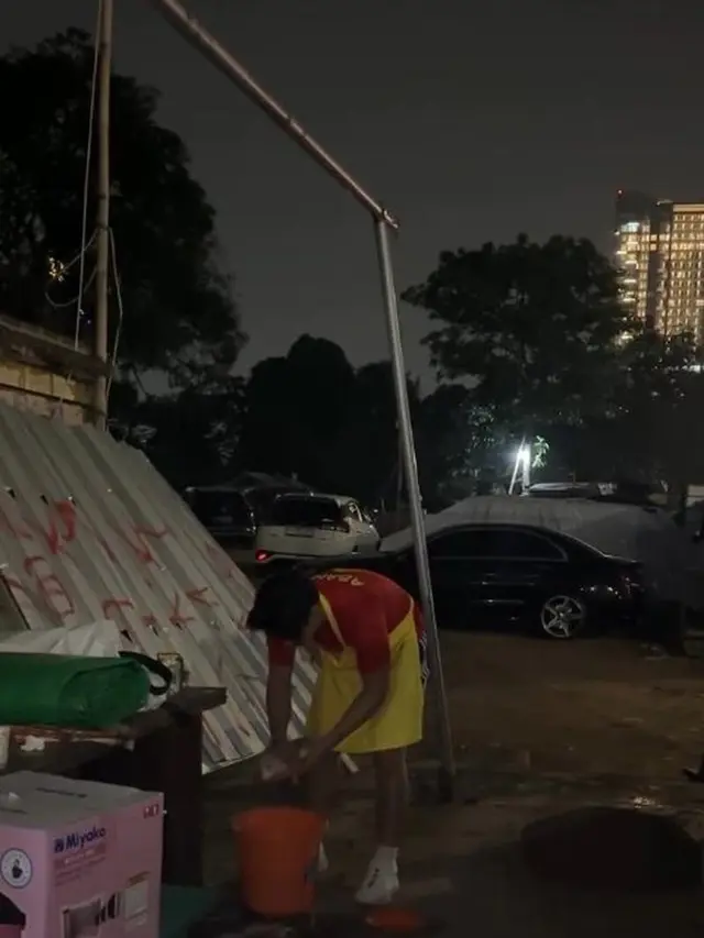 Potret Bevan Anak Nola B3 Jualan Sate di Pinggir Jalan/Instagram @riafinola