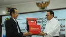 Menteri ESDM, Sudirman Said (kanan) menerima 'drop box' pelaporan gratifikasi dari pimpinan KPK Zulkarnain usai penandatanganan Komitmen Pengendalian Gratifikasi di gedung Kementerian ESDM, Jakarta, Senin (13/4/2015). (Liputan6.com/Herman Zakharia)