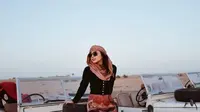 Ini momen saat Nikita Willy sedang menghabiskan waktu di Desert Safari Dubai. Ia tampak berpose di atas kap mobil, Nikita tampak memukau dengan baju hitam dan kacamata hitam. (Foto: instagram.com/nikitawillyofficial94)