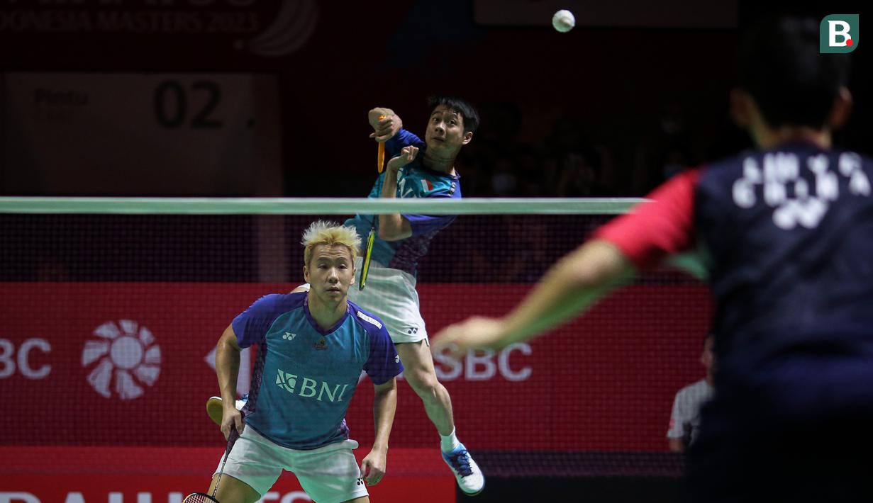 Laga akhirnya tak dilanjutkan oleh pasangan Marcus Fernaldi Gideon/Kevin Sanjaya Sukamuljo dengan memberi kemenangan bagi pasangan Cina. Marcus Fernaldi Gideon diketahui mengalami cedera di bagian otot perut yang sebenarnya telah dirasakan sejak akhir game pertama. (Bola.com/Bagaskara Lazuardi)