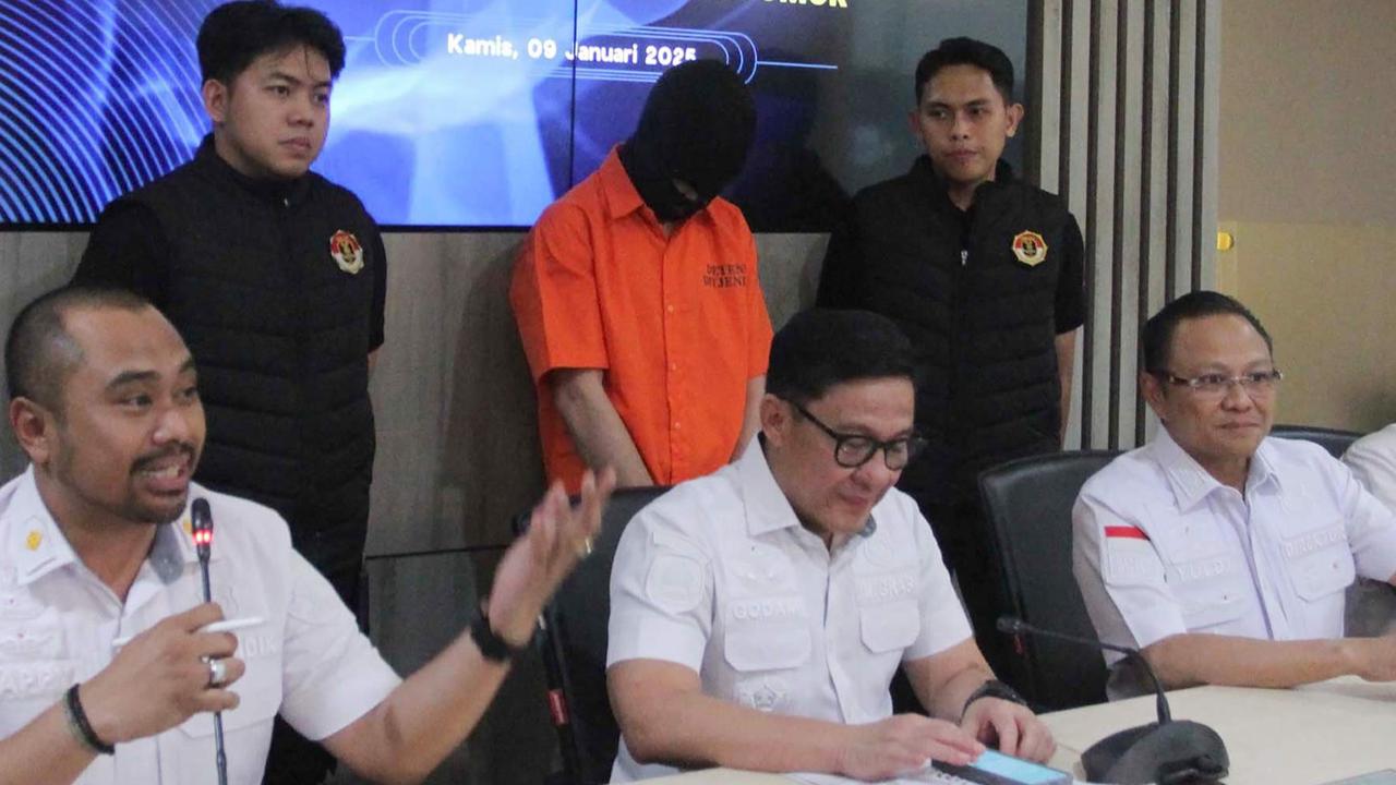 FOTO: Ditjen Imigrasi Tangkap WN Amerika Serikat Buronan US Marshals, Ini Kejahatannya!