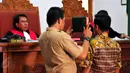 Seorang saksi melakukan sumpah saat menghadiri sidang lanjutan kasus kecelakaan maut di Arteri Pondok Indah dengan terdakwa Christopher Daniel di Pengadilan Negeri (PN) Jakarta Selatan, Kamis(28/5/2015). (Liputan6.com/Yoppy Renato)