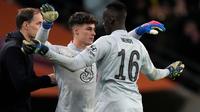 Kepa Arrizabalaga menggantikan Edouard Mendy dalam final Carabao Cup 2021/2022 antara Chelsea melawan Liverpool di Stadion Wembley, London, Senin (28/2/2022). (AP/Alastair Grant)
