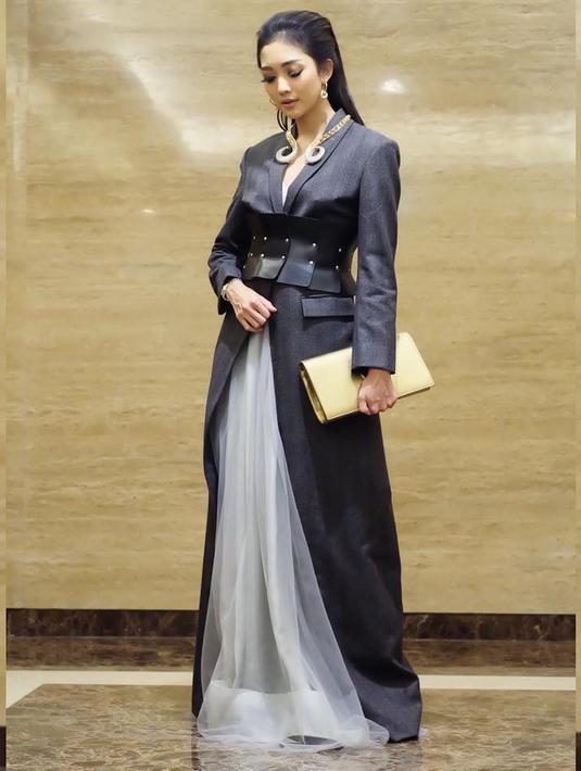 FOTO: Gaya Ririn Dwi Ariyanti saat Pakai Gaun, Elegan dan ...