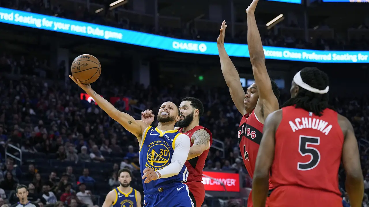 Aksi Stephen Curry saat Warriors menghajar Raptors di lanjutan NBA