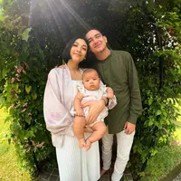 Adipati Dolken dan Canti Tachril pun memamerkan potret Lebaran mereka. Adipati dengan baju koko lengan panjang berwarna hitau dan celana panjang putih, sedangkan Canti menggendong anak pertama mereka mengenakan pleated dress dengan outerwear bernuansa senada. Foto: Instagram.