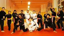Octav D. Setiadji (belakang, lima dari kiri) berpose bersama murid-muridnya di sekolah Silat Gerak Pilihan (SiGePi) Institut di kota Berlin, Jerman. (Bola.com/Reza Khomaini)