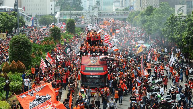 Konvoi kemenangan Persija pada Liga 1 di Jalan MH Thamrin, Jakarta, Sabtu (15/12). Konvoi dimulai dari Gelora Bung Karno (GBK) sampai Balai Kota DKI Jakarta. (Merdeka.com/Imam Buhori)
