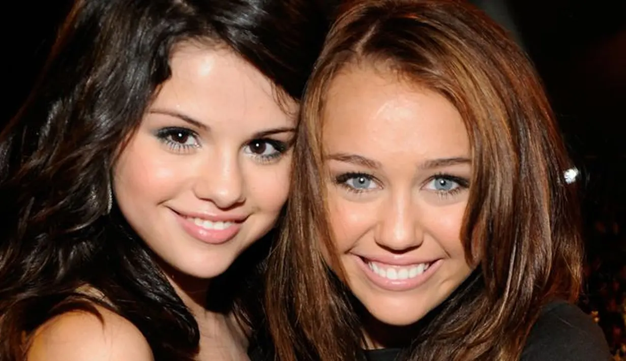 Hubungan Selena Gomez dan Miley Cyrus sendiri sepertinya sudah lebih baik akan kejadian ini. (seventeen.com)