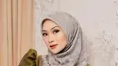 Untuk dapatkan look seperti Indah Nada Puspita ini, sampirkan salah satu sisi hijab yang lebih panjang hingga ke kepala. [Foto: IG/indahnadapuspita].