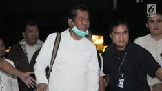 Bupati Hulu Sungai Tengah, Abdul Latif (kedua kiri) dibawa masuk Gedung KPK, Jakarta, Kamis (4/1). Abdul Latif terkena OTT KPK terkait dugaan suap pembangunan rumah sakit daerah di Kabupaten Hulu Sungai Tengah, Kalsel. (Liputan6.com/Helmi Fithriansyah)