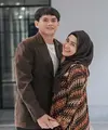 Penyanyi dangdut Ikke Nurjanah telah dua tahun dipersunting Karlie Fu. Kehidupan Ikke dan Karlie kerap menarik perhatian. Tidak hanya kompak saat olahraga, tapi juga semakin mesra. Seperti diketahui, sang suami lebih muda dari pelantun lagu Memandangku itu. [Instagram/ikkenurjanah0518]