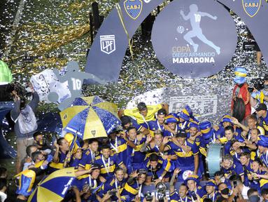 Pemain Boca Juniors merayakan juara Copa Diego Armando Maradona usai mengalahakan Bandfield di San Juan del Bicentenario Stadium, Selasa (19/1/2021). Boca Juniors menang 5-3 atas Banfield lewat adu penalti. (AFP/Andres Larrovere/various sources)