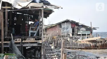 Aktivitas warga di pesisir Kampung Baru, Cilincing, Jakarta, Selasa (22/10/2019). Kampung Baru atau biasa dikenal Kampung Nelayan merupakan salah satu wilayah di Jakarta Utara yang letaknya berdampingan dengan laut. (merdeka.com/Iqbal Nugroho)