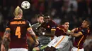 Bek Real Madrid, Sergio Ramos, berebut bola dengan gelandang Roma, William Vainqueur. Kedua gol kemenangan Real Madrid tercipta pada babak kedua. (AFP/Filippo Monteforte)