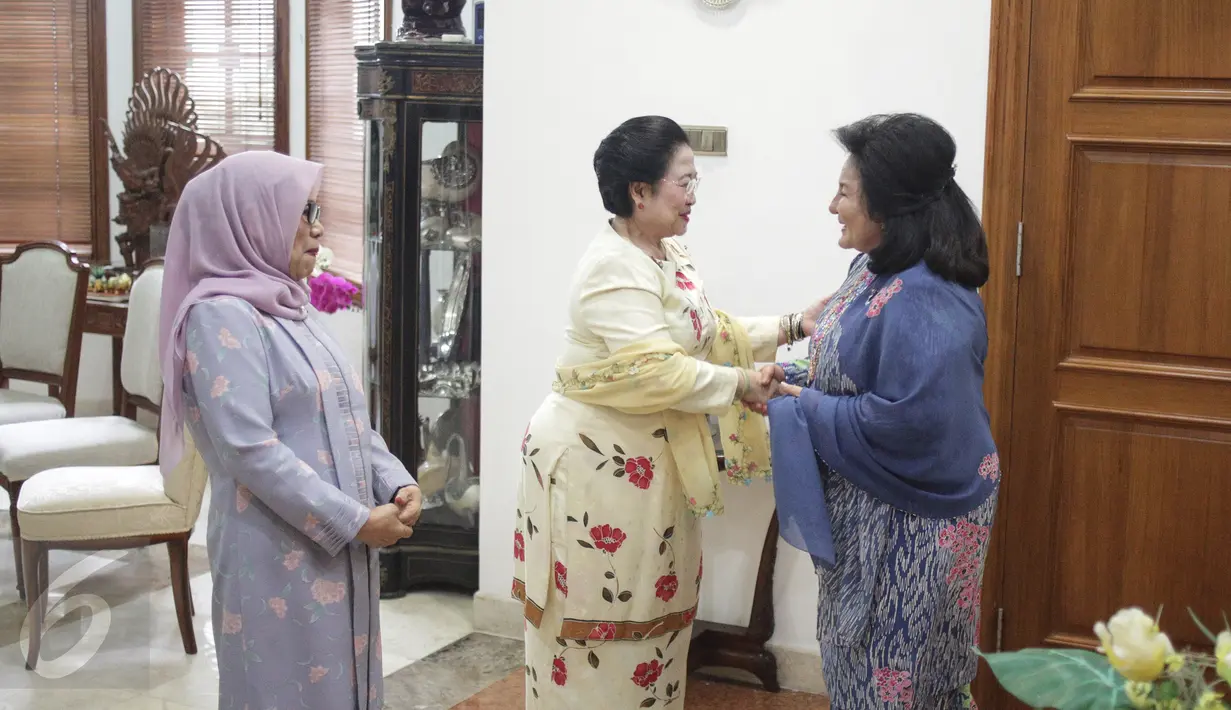 Presiden ke-5 RI Megawati Soekarnoputri menyambut kedatangan istri PM Malaysia Najib Razak, Rosmah Mansor, di kediamannya di Jalan Teuku Umar, Jakarta, Selasa (7/3). Megawati didampingi istri Wapres Jusuf Kalla, Mufidah Kalla. (Liputan6.com/Faizal Fanani)