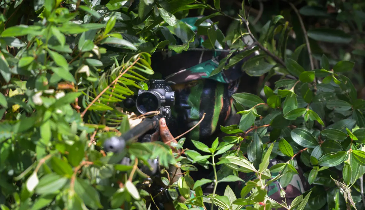 Prajurit TNI siap menembak saat latihan perang gerilya di Hutan Mata Ie, Banda Aceh, Aceh, Rabu (2/1). Latihan dilakukan untuk meningkatkan kemampuan prajurit TNI dalam menjaga keutuhan NKRI dari ancaman dalam dan luar negeri. (CHAIDEER MAHYUDDIN/AFP)