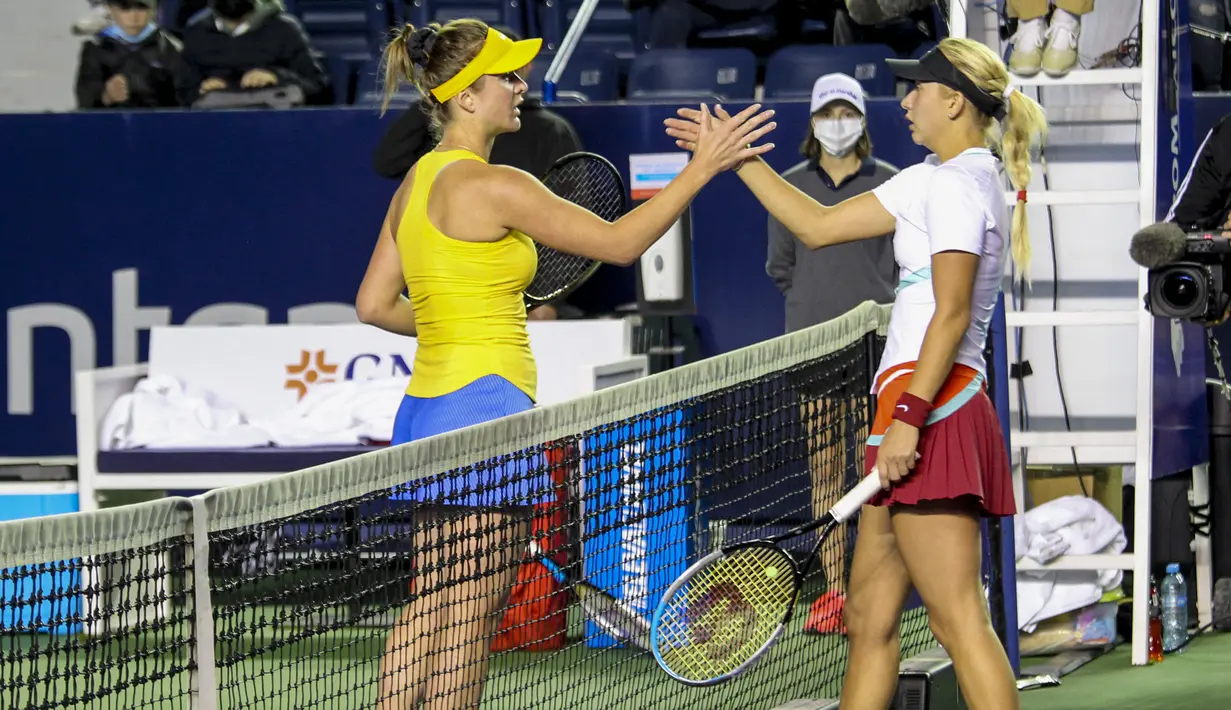 Petenis Ukraina Elina Svitolina dan Anastasia Potapova dari Rusia berjabat tangan setelah bertanding pada turnamen WTA Monterrey di Monterrey, Meksiko, 1 Maret 2022. Elina Svitolina, unggulan utama turnamen ini, berhasil menyingkirkan Anastasia Potapova dengan skor 6-2 6-1. (AP Photo)