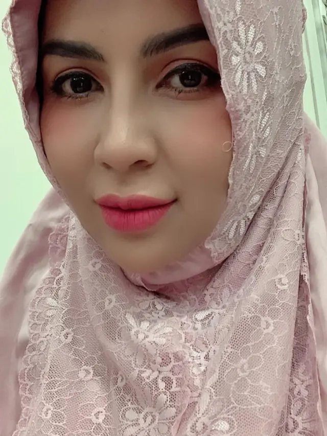 Potret Artis Five Vi Rachmawati Mengenakan Hijab