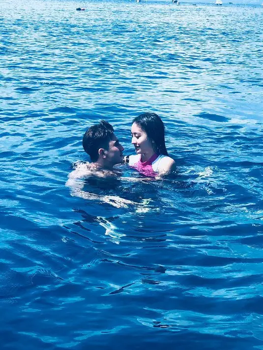"aku yg ngajak dia snorkeling tapi malah dia yg trnyata lebih jago renang padahal dia baru nyoba pertama kali, jadinya dia sibuk jagain aku terus deh. Makasih sayang," tulis Natasha Wilona. (Instagram/natashawilona12)