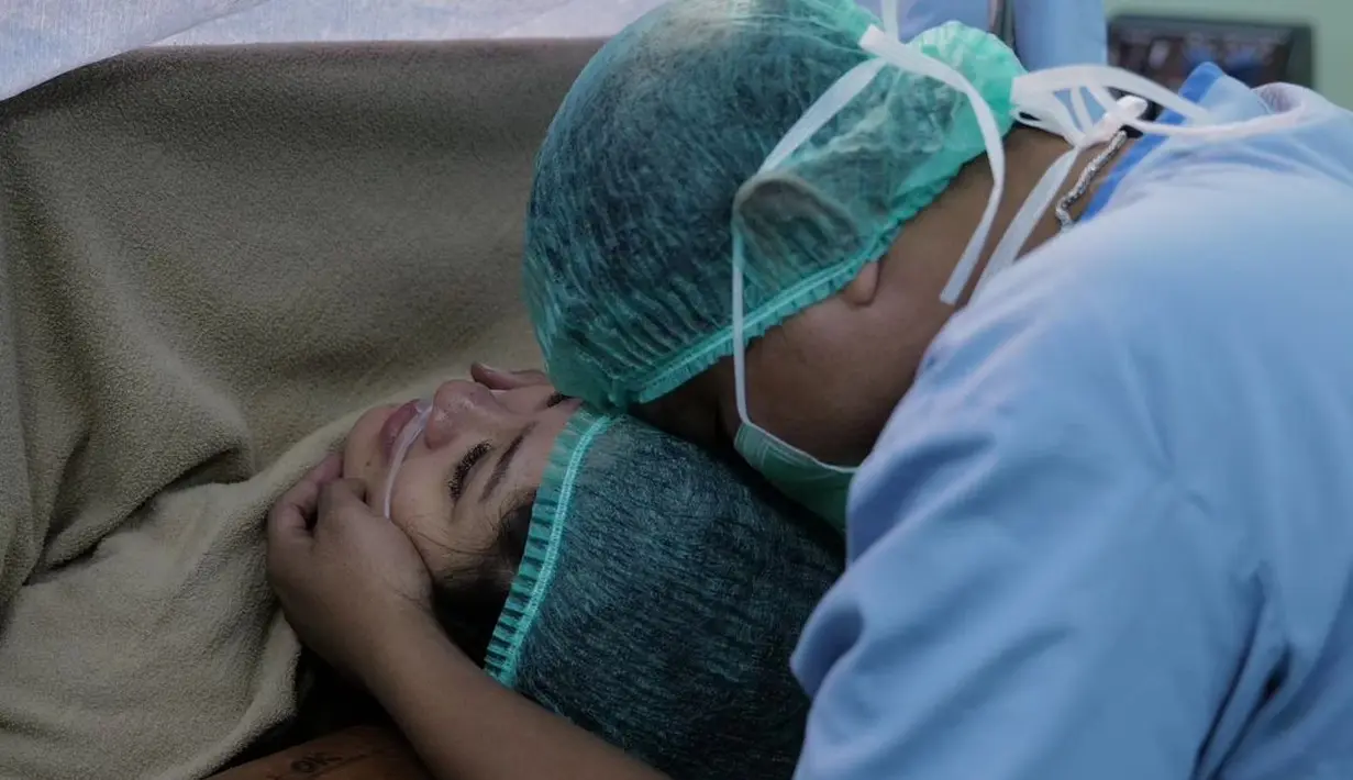 Momen Bella Bonita melahirkan didampingi Denny Caknan. [Foto: Instagram/denny_caknan]