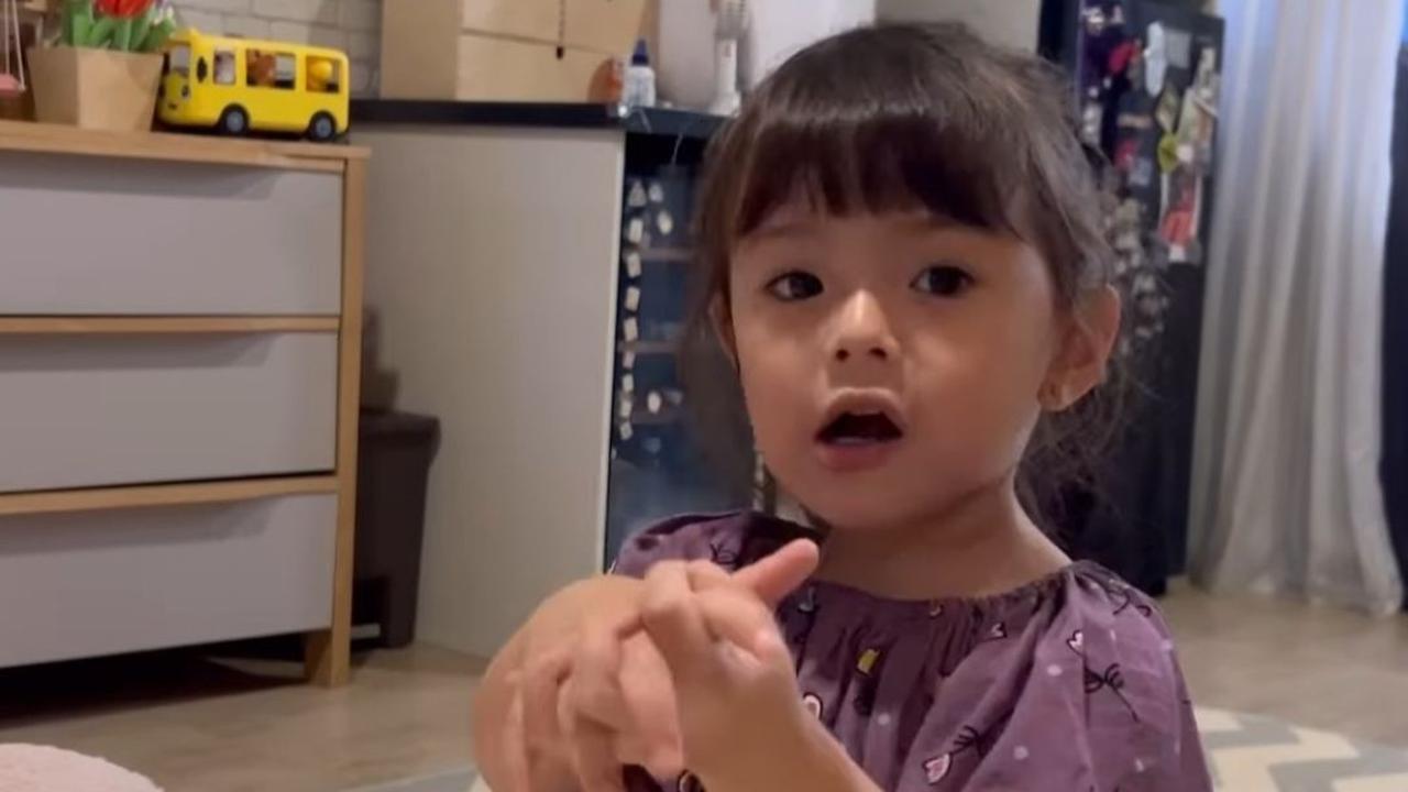 Netizen juga dibuat salfok dengan penampilan Chloe. Putri Asmirandah ini memiliki paras cantik seperti sang mama.